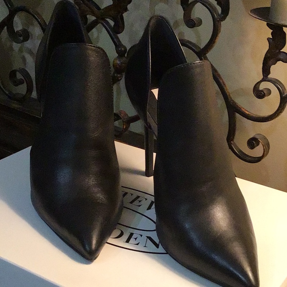 Steve Madden like new genuine leather heels 4 inches